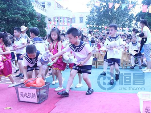 海軍青島示范幼兒園的孩子們自發(fā)響應此次活動為自閉癥及貧困兒童捐獻物品